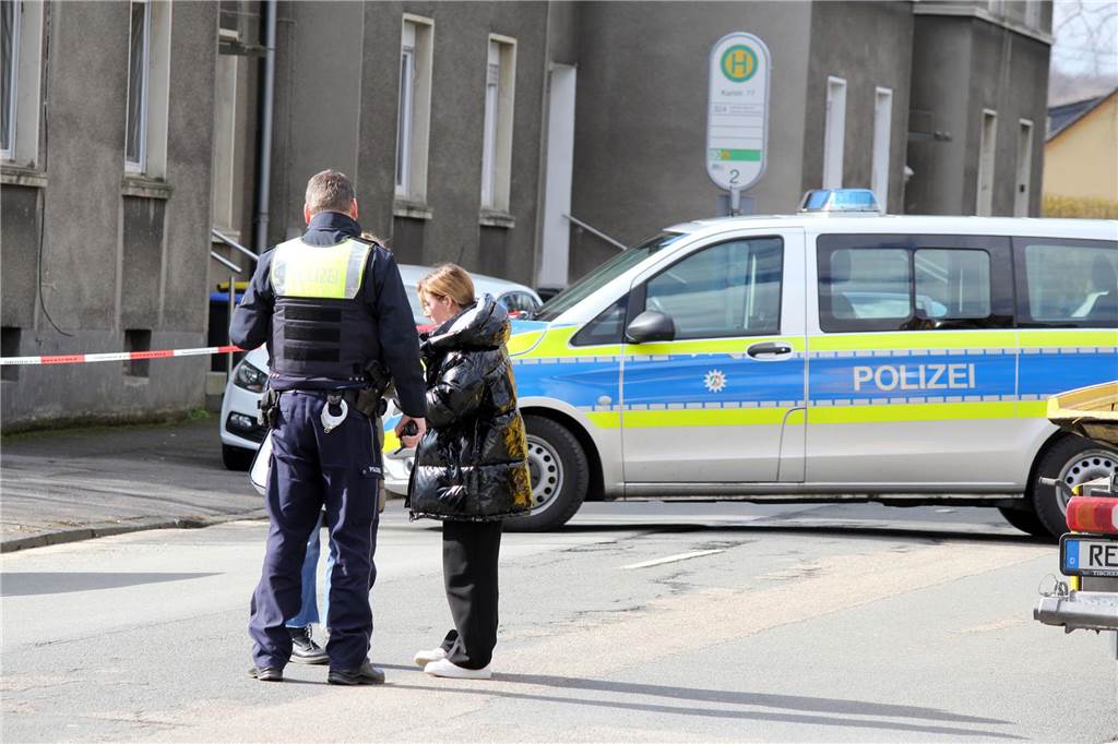 Die Polizei sperrt die Karlstraße ab. Es gibt einige Beteiligte, aber auch Schaulustige und viel Sicherheitspersonal.