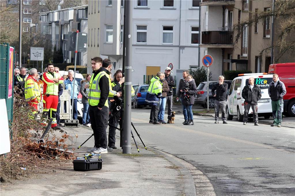 Die Polizei sperrt die Karlstraße ab. Es gibt einige Beteiligte, aber auch Schaulustige und viel Sicherheitspersonal.