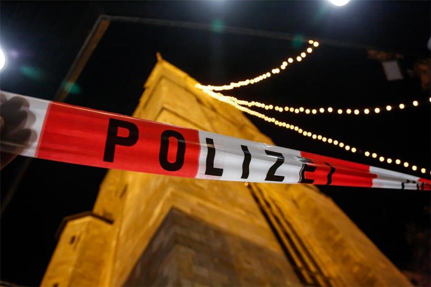 Polizei nimmt Nazis auf Reinoldi-Kirchturm fest Die Polizei sperrte den Kirchplatz an der Reinoldikirche ab.