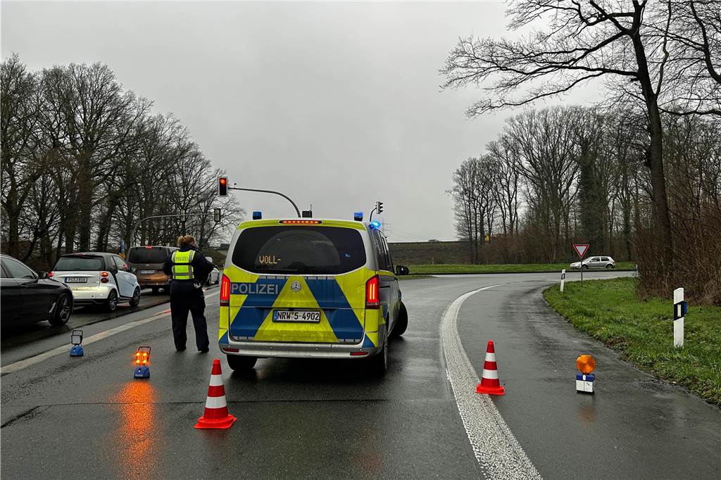 Ein Polizeiwagen sperrt eine Autobahnauffahrt ab.