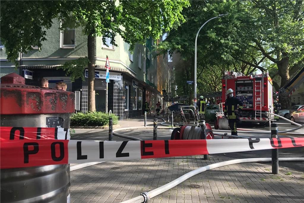 Meterhohe Rauchsäule im Kreuzviertel: Brand in einem Mehrfamilienhaus Die Polizei sperrte die Brandstelle bis zur Kreuzung ab.