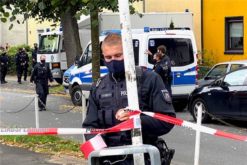 Rentner hortet kiloweise Sprengstoff und Waffen: Wer ist dieser Mann? Die Polizei sperrte die Straße während der Durchsuchung tagsüber immer wieder ab.