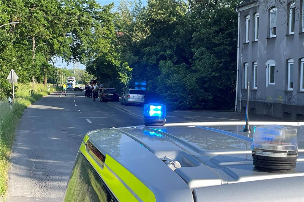 Die Polizei sperrte die Strünkedestraße kurz vor Ickern zwischen 18.30 und 20 Uhr. Hier stürzte ein Motorradfahrer.
