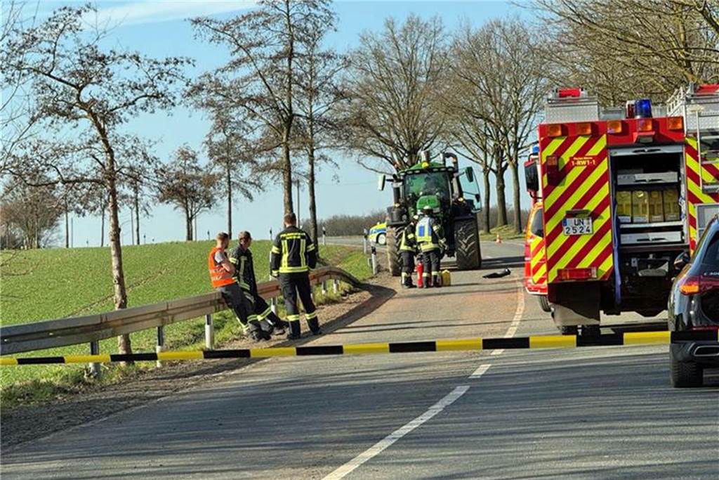 Motorrad-Fahrer (69) stirbt nach Zusammenstoß mit Trecker Die Polizei sperrte die Südkirchener Straße für die Unfall-Aufnahme durch ihre Spezialisten.