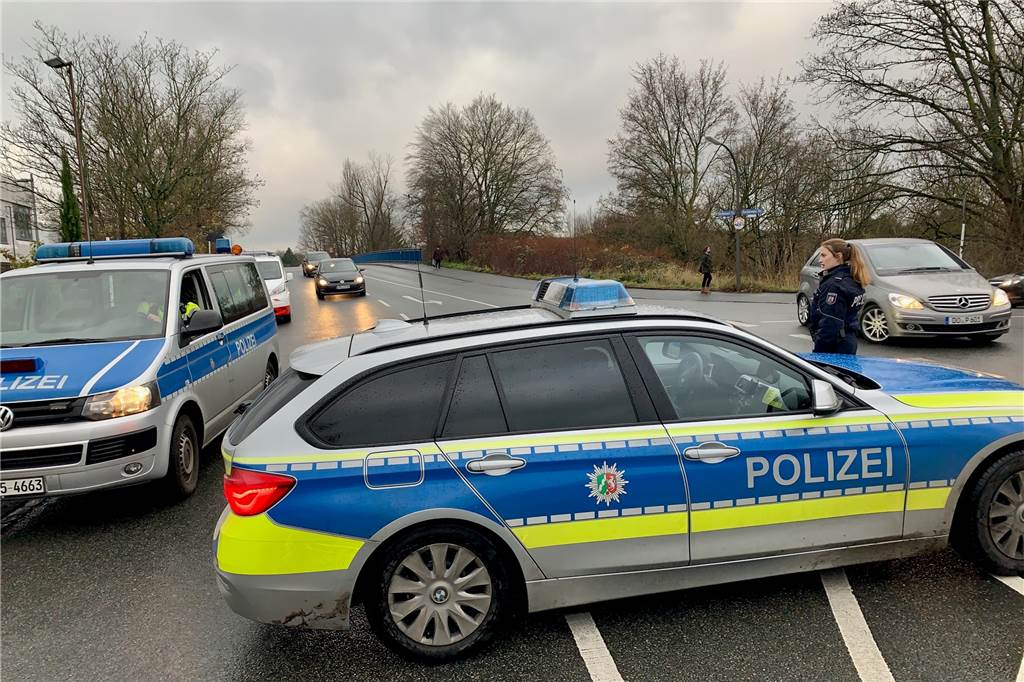 Wasserrohrbruch legt Hauptverbindung im Dortmunder Süden lahm: Behinderungen bis 2020 Die Polizei sperrte kurz nach dem Rohrbruch den Hacheneyer Kirchweg in beiden Richtungen.