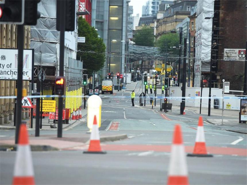Polizei nach Manchester-Anschlag: Abedi hatte Hintermänner Die Polizei sperrte Straßen in der Nähe der Manchester Arena ab. Foto: Ben Birchall