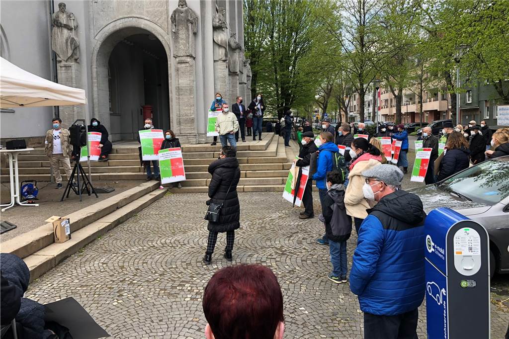Spitzen gegen den Bürgermeister bei Demo vor dem Schwerter Rathaus Die Polizei sprach von 100 Teilnehmern. Die Rathausstraße hatte man für die Kundgebung nicht gesperrt.