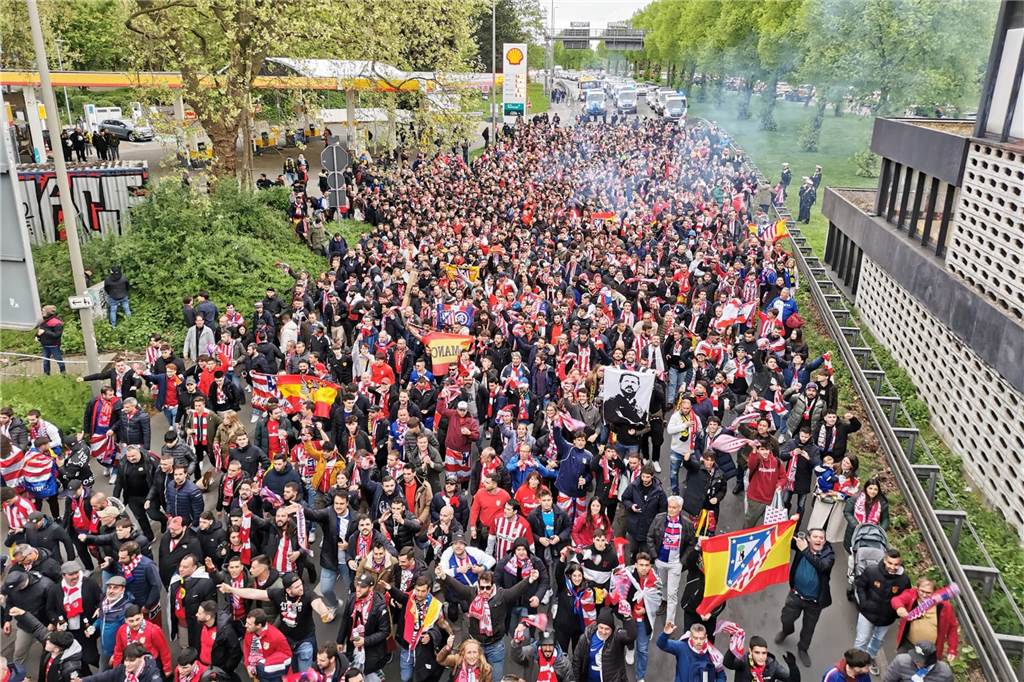 Die Polizei spricht von etwa 3000 Gästefans, die am Fanmarsch durch Dortmund teilgenommen haben.
