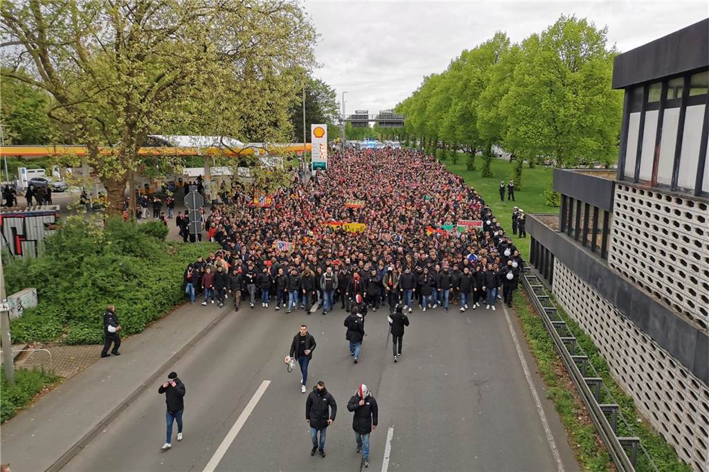 Die Polizei spricht von etwa 3000 Gästefans, die am Fanmarsch durch Dortmund teilgenommen haben.