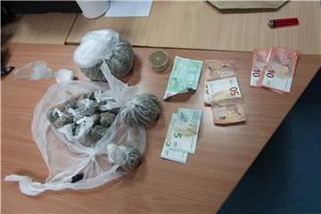 Die Polizei stellte Betäubungsmittel und Geld sicher.