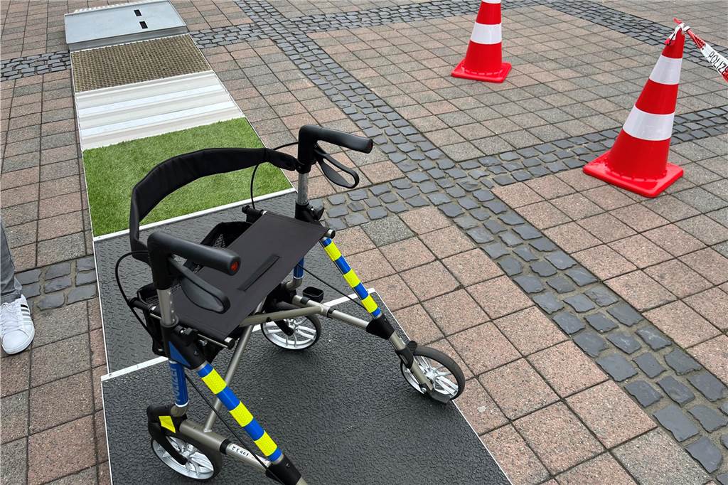 Rollator-Training: Rolf Beckmann „kämpfte“ gegen Bordsteinkanten Ein Parcours für das Rollator-Training