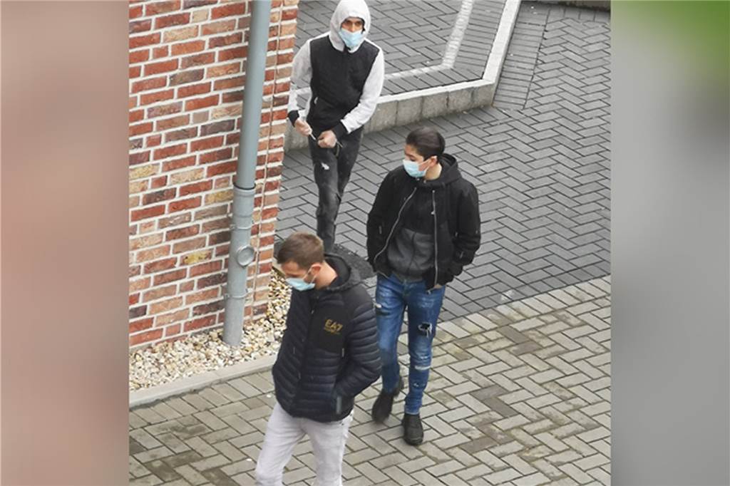 Polizei sucht mit Fotos nach mutmaßlichen Einbrechern Die Polizei sucht diese drei Personen, die im April versucht haben sollen, in ein Einfamilienhaus in Kirchhellen einzubrechen.
