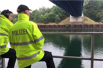 Die Polizei sucht mit Tauchern nach weiteren menschlichen Überresten.