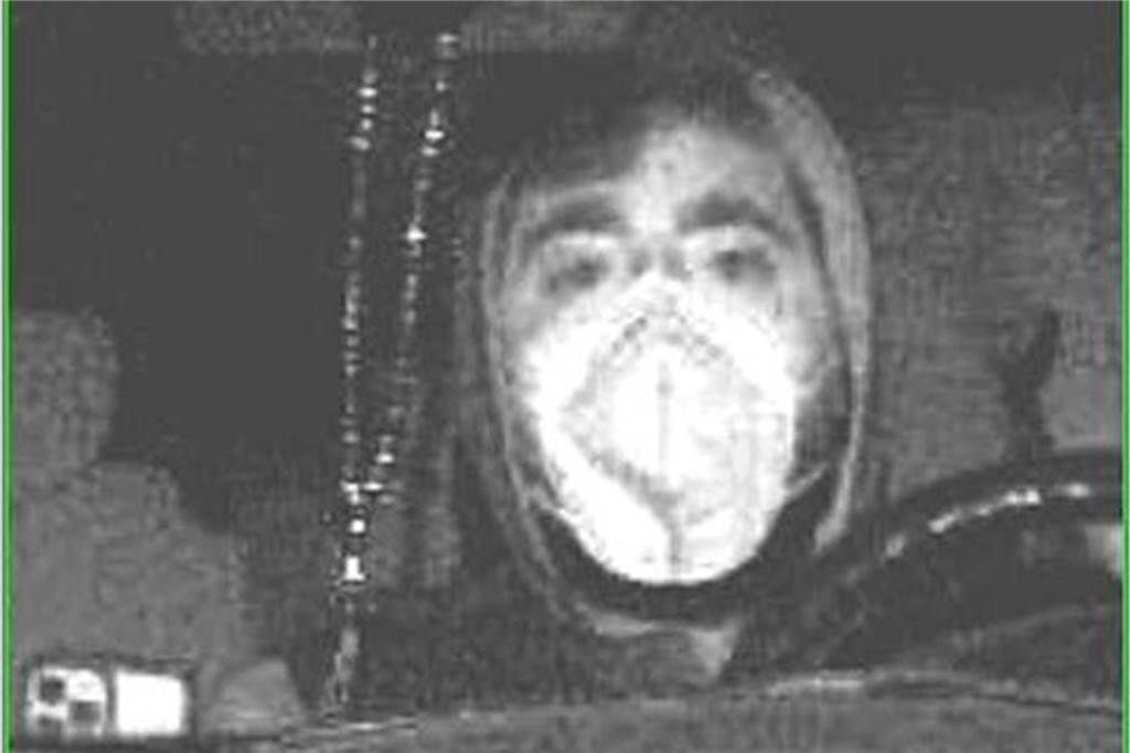 Tankstellen-Überfälle: Polizei sucht mit Fotos nach mutmaßlichem Täter Die Polizei sucht nach diesem Mann, der am 7. Dezember in Nordkirchen geblitzt worden ist. Er wird verdächtigt, acht Tankstellen in der Region überfallen zu haben. Bei drei weiteren Fällen blieb es beim versuchten Raubüberfall.
