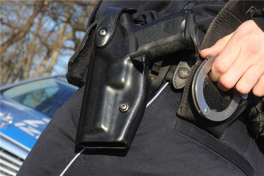 Dubioser Spendensammler will Frau über den Haufen fahren Ein Polizist mit Waffe und Handschellen am Hosenbund