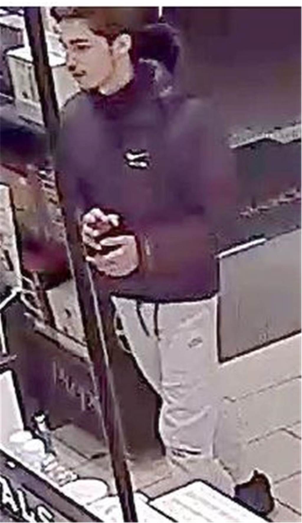 Die Polizei sucht nach zehn Tatverdächtigen.