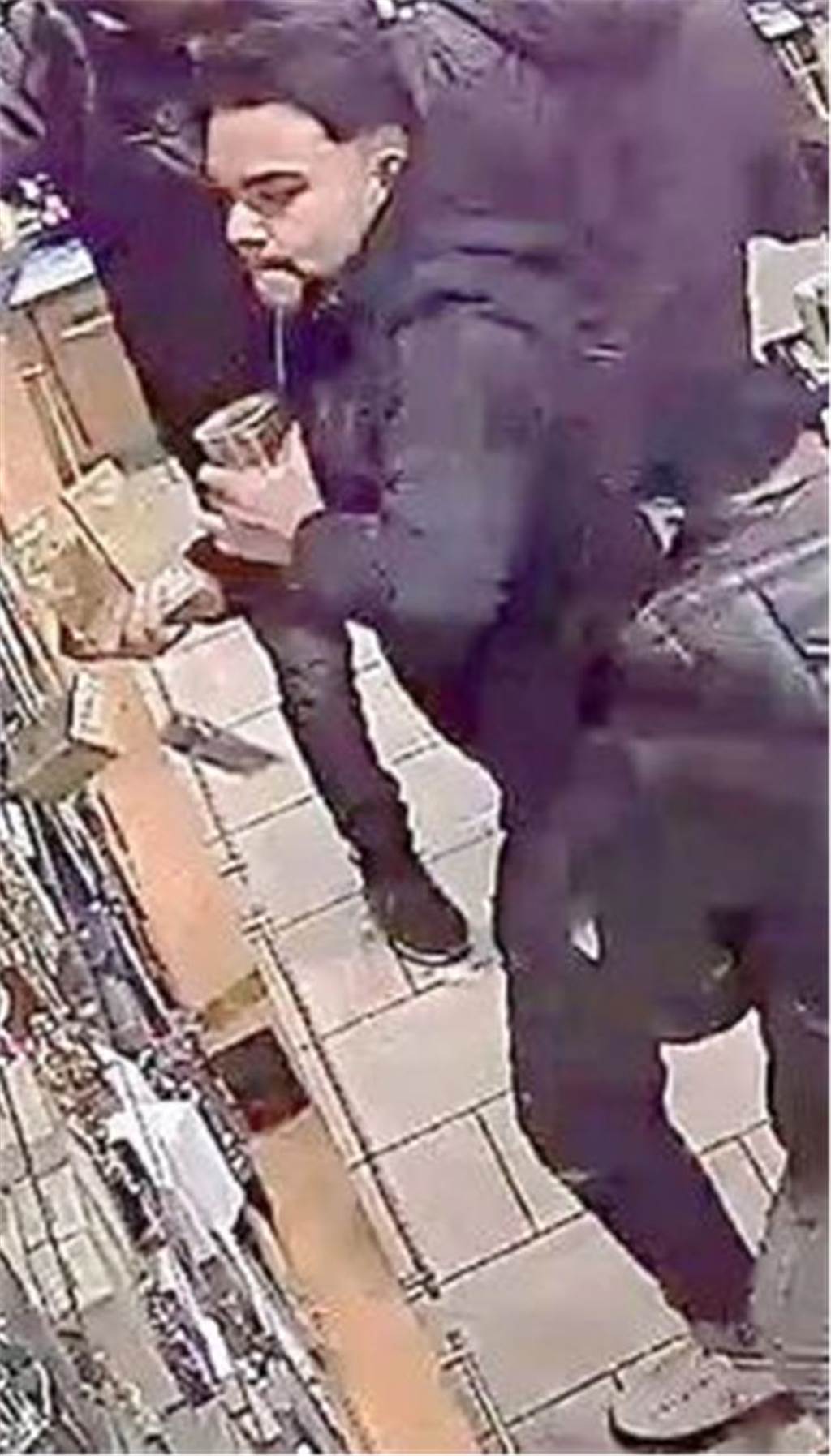 Die Polizei sucht nach zehn Tatverdächtigen.