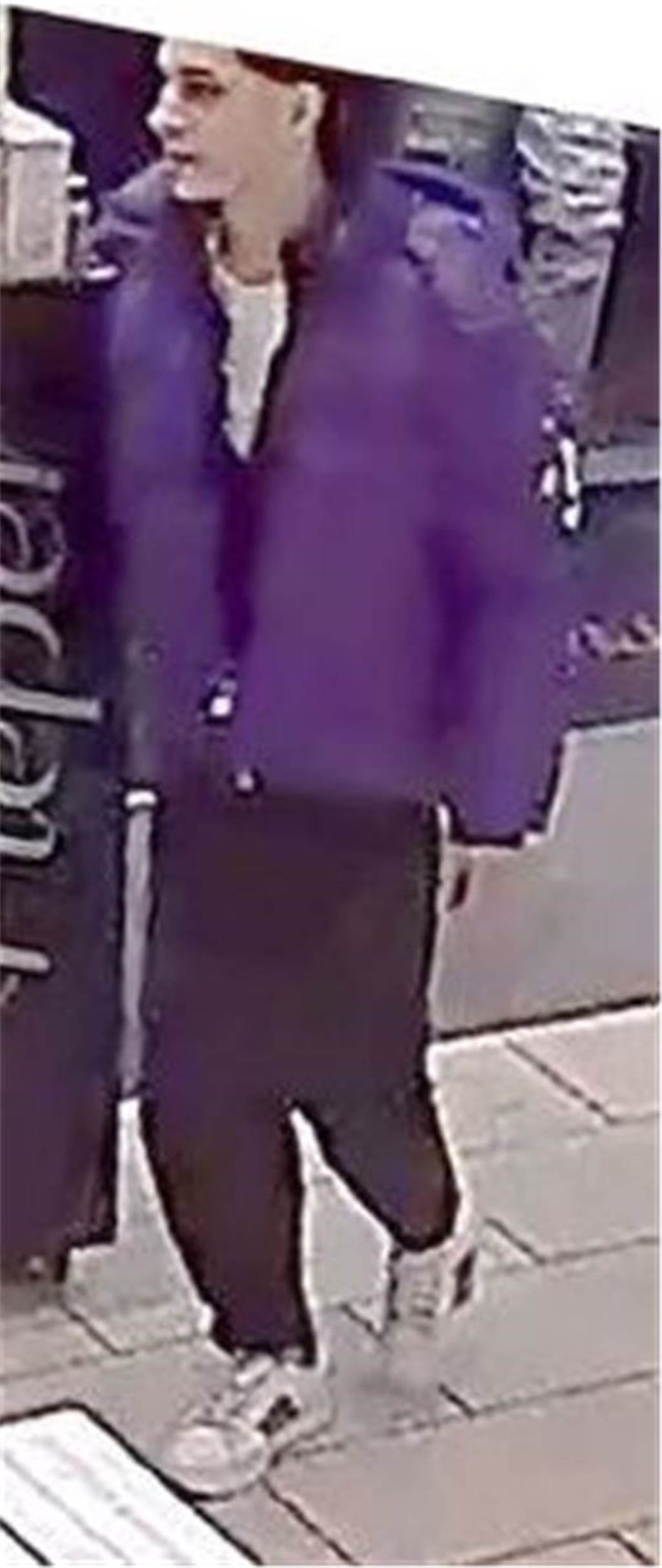 Die Polizei sucht nach zehn Tatverdächtigen.