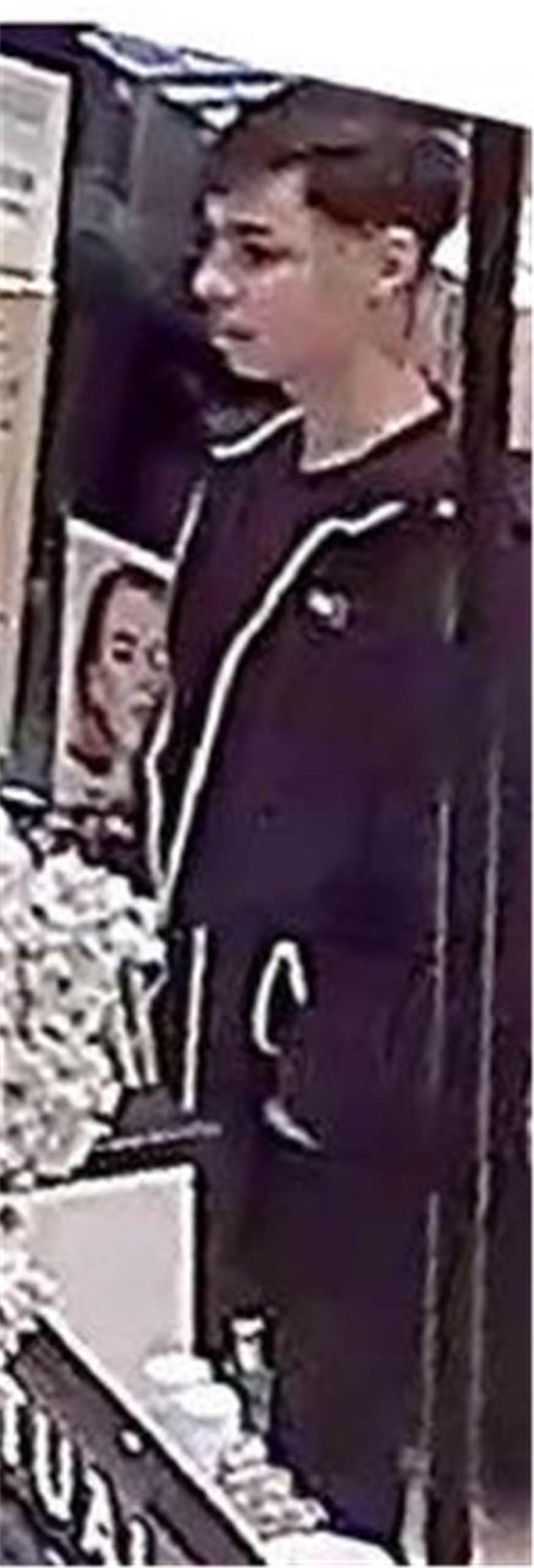 Die Polizei sucht nach zehn Tatverdächtigen.