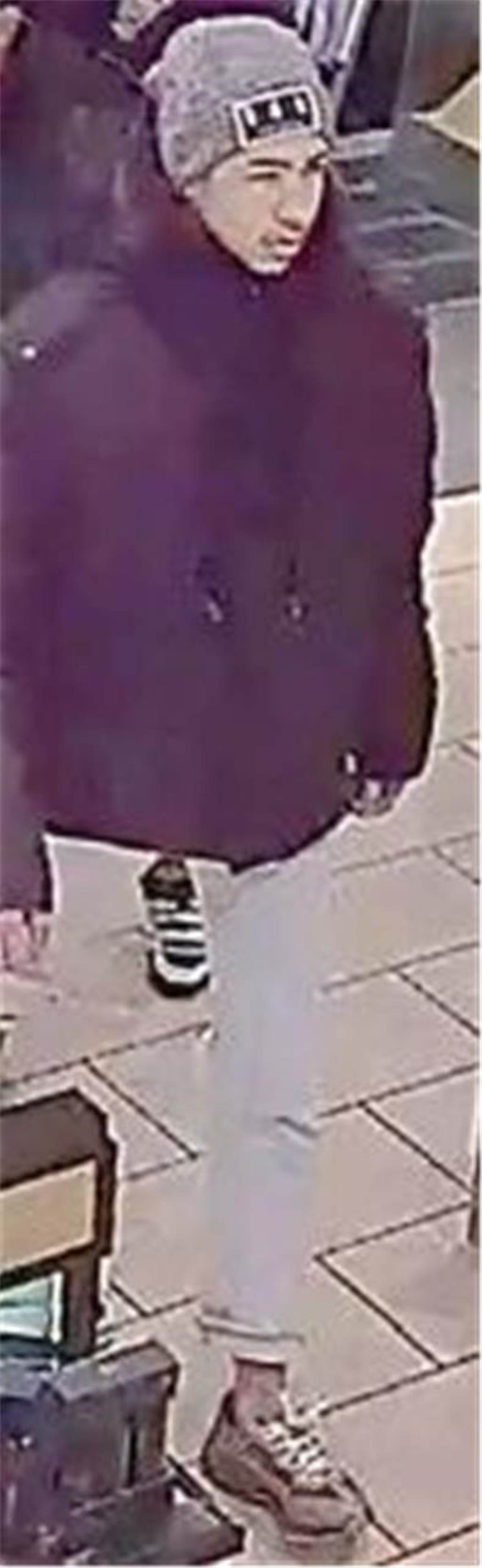 Die Polizei sucht nach zehn Tatverdächtigen.
