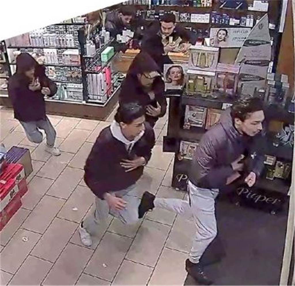 Die Polizei sucht nach zehn Tatverdächtigen.