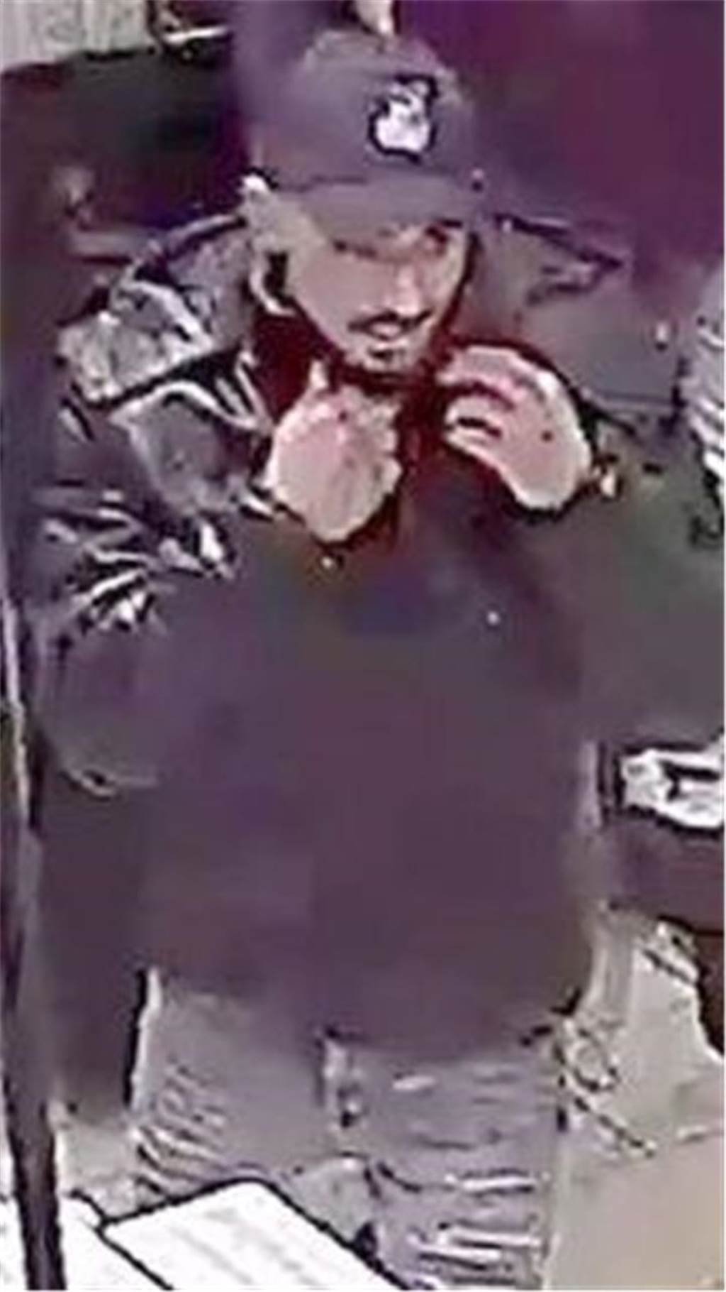 Die Polizei sucht nach zehn Tatverdächtigen.