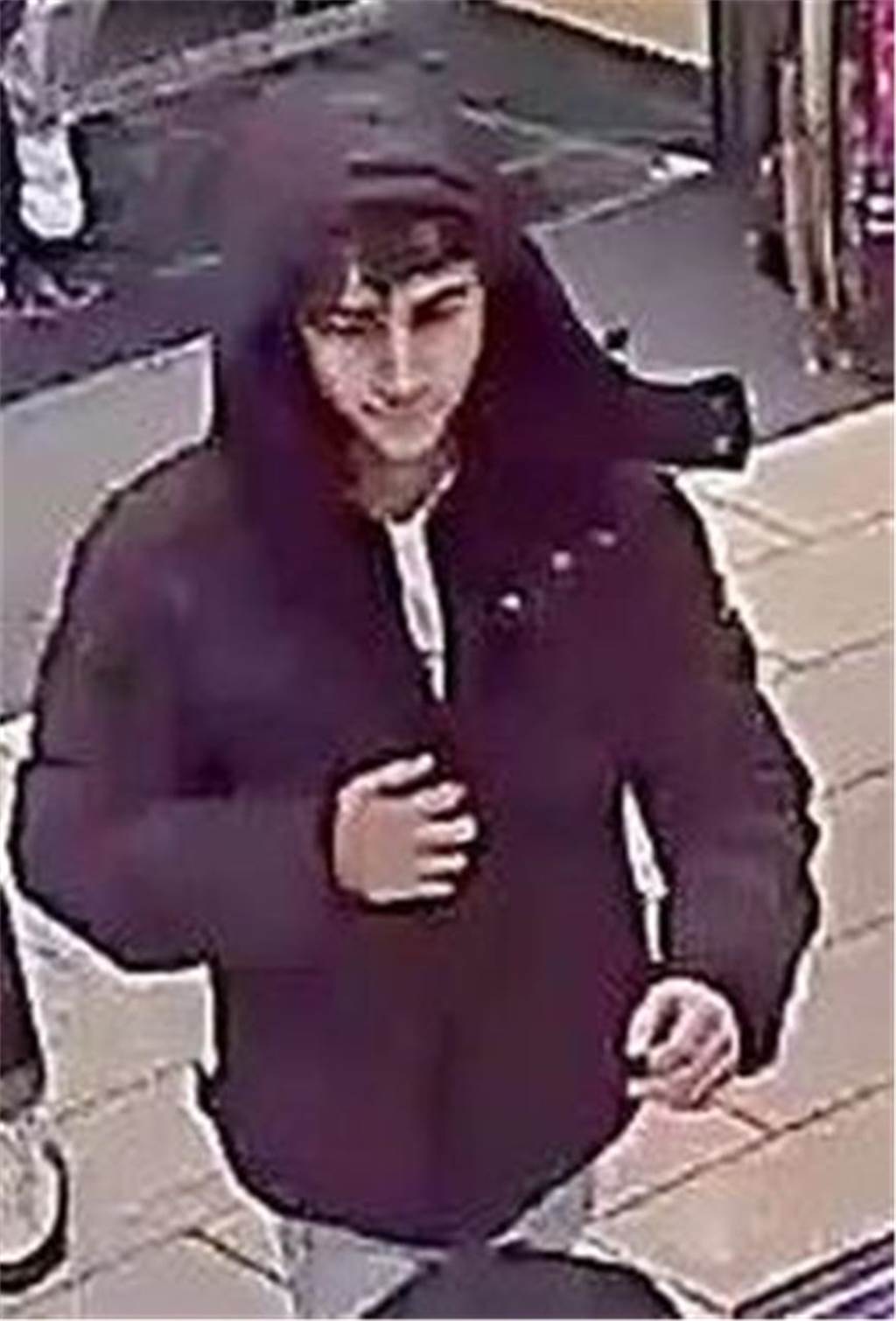 Die Polizei sucht nach zehn Tatverdächtigen.