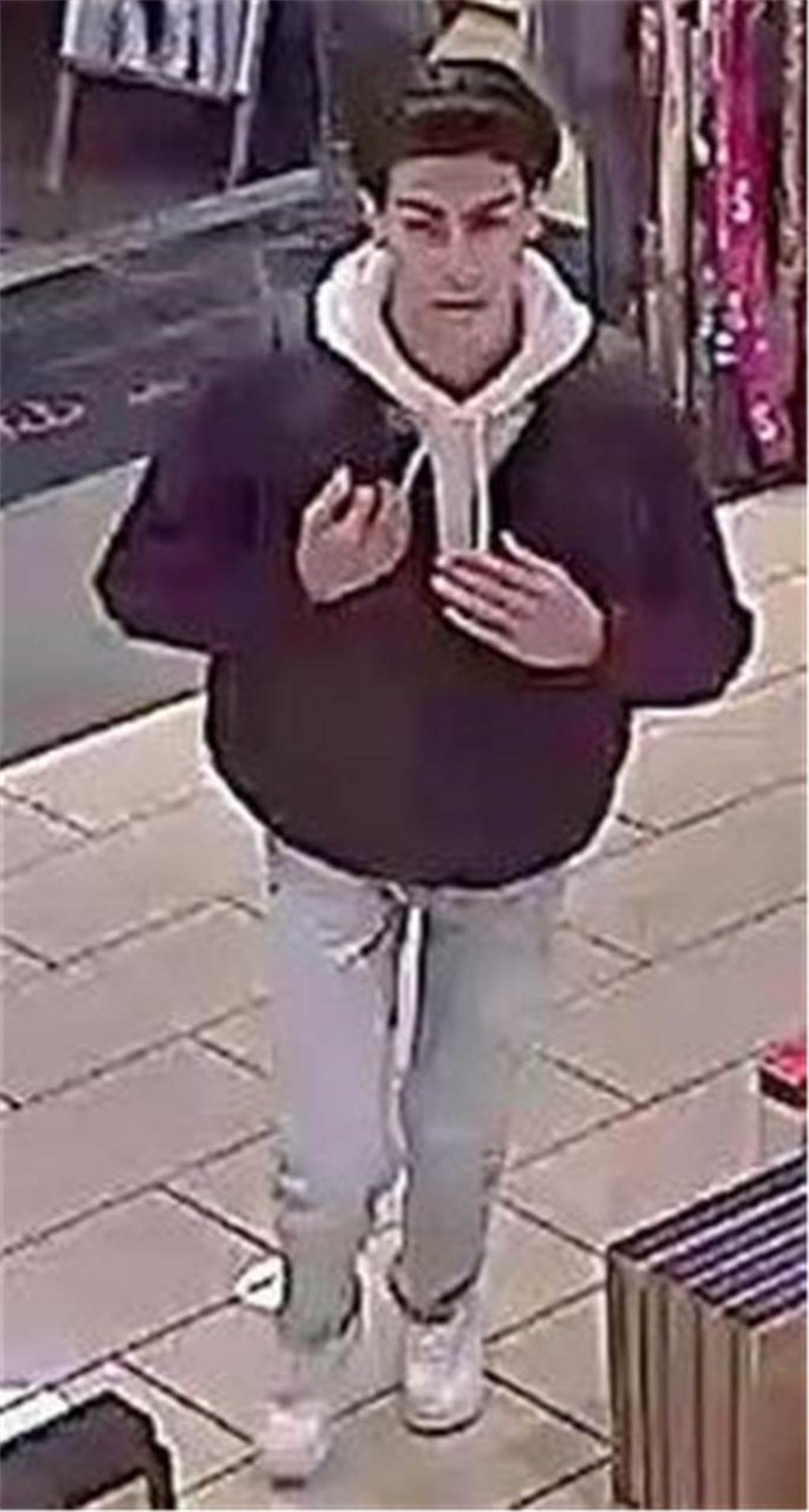 Die Polizei sucht nach zehn Tatverdächtigen.