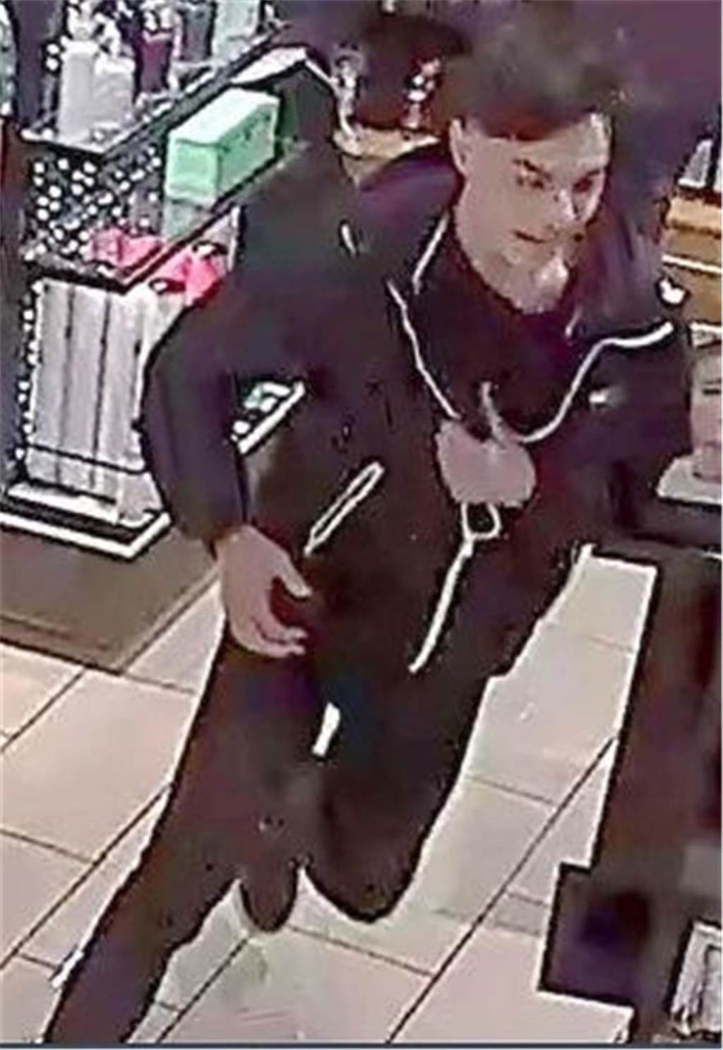 Die Polizei sucht nach zehn Tatverdächtigen.