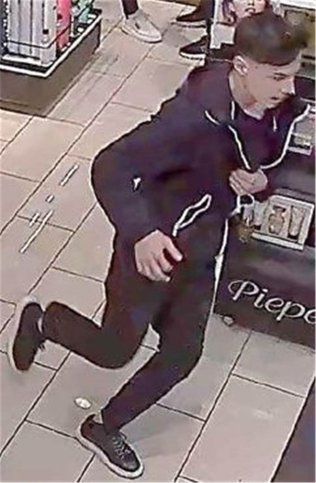 Die Polizei sucht nach zehn Tatverdächtigen.