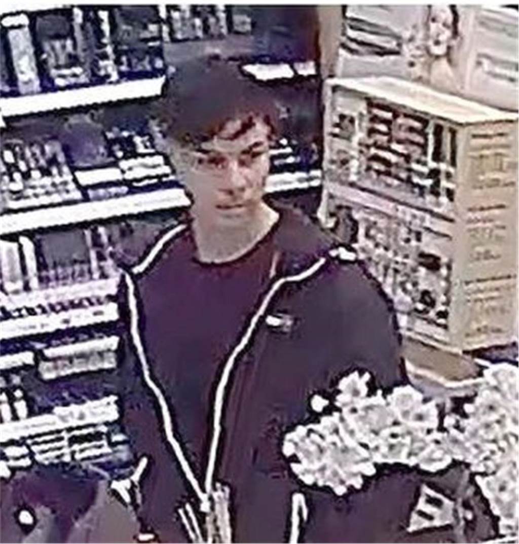 Die Polizei sucht nach zehn Tatverdächtigen.