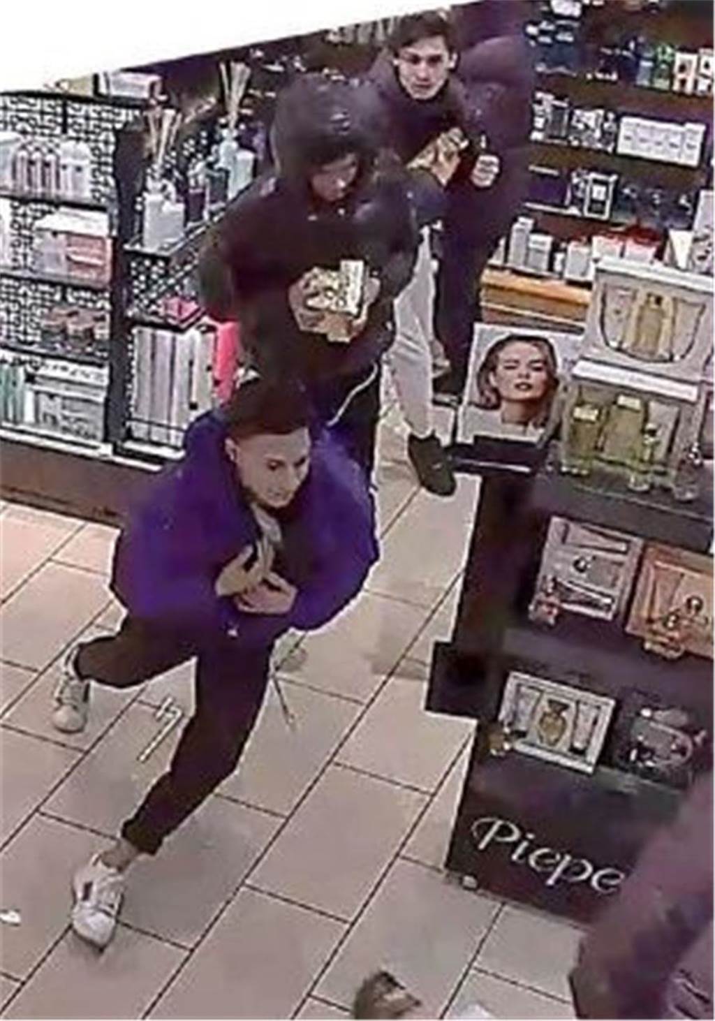 Die Polizei sucht nach zehn Tatverdächtigen.