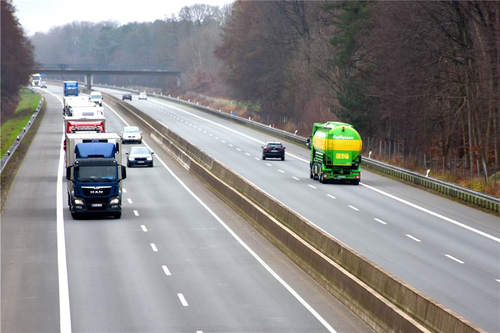 Mordkommission: Unbekannte schießen bei Ahaus auf Autos auf der Autobahn Die Polizei sucht nach zwei Jugendlichen, die sich zur Tatzeit in der Nähe der Brücke der L570 über die A31 aufgehalten haben sollen.