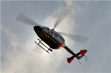Die Polizei suchte mit einem Hubschrauber nach einer Person.