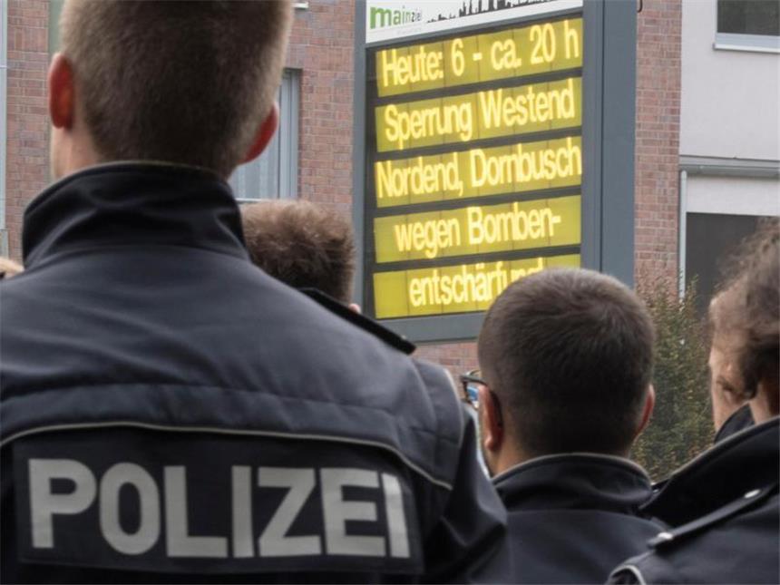 Bombe in Frankfurt trotz Hindernissen erfolgreich entschärft Die Polizei überprüft, ob wirklich alle Menschen das Gebiet verlassen haben. Foto: Boris Roessler