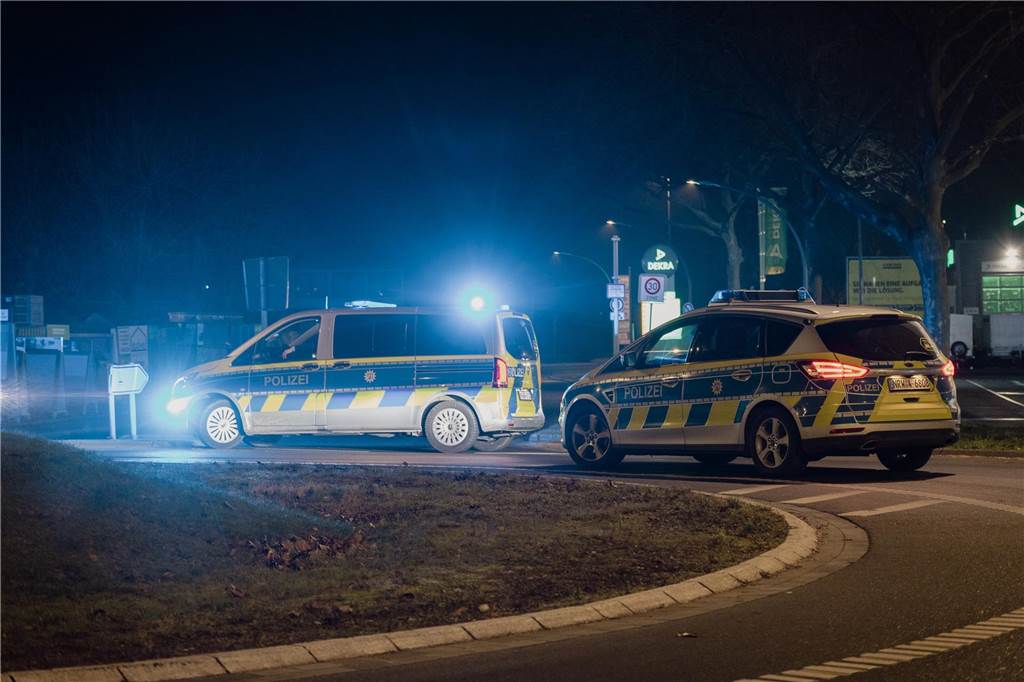 Die Polizei verhinderte am Samstag (11.2.2023) ein Autotreffen auf dem Parkplatz des Westring-Centers in Castrop-Rauxel. Sie kam schon vor dem vereinbarten Zeitpunkt und kontrollierte die Zufahrten. Daraufhin verabredeten sich die Autofreunde spontan an anderer Stelle.