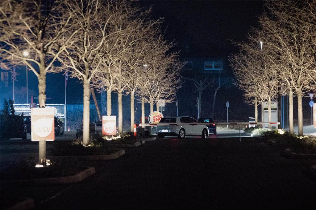 Die Polizei verhinderte am Samstag (11.2.2023) ein Autotreffen auf dem Parkplatz des Westring-Centers in Castrop-Rauxel. Sie kam schon vor dem vereinbarten Zeitpunkt und kontrollierte die Zufahrten. Daraufhin verabredeten sich die Autofreunde spontan an anderer Stelle.