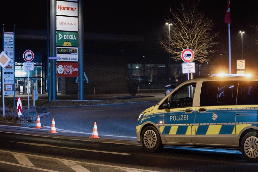 Die Polizei verhinderte am Samstag (11.2.2023) ein Autotreffen auf dem Parkplatz des Westring-Centers in Castrop-Rauxel. Sie kam schon vor dem vereinbarten Zeitpunkt und kontrollierte die Zufahrten. Daraufhin verabredeten sich die Autofreunde spontan an anderer Stelle.