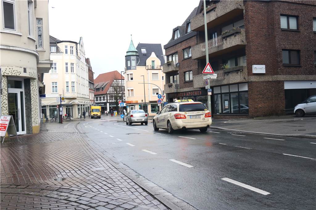 Raserei am Neutor: Bürger fordern härteres Durchgreifen der Polizei nach Verkehrsunfall Die Polizei vertritt die Meinung, dass die scharfe Rechtskurve an der Ecke Am Neutor/Bült eine natürliche Barriere für zu schnelles Fahren bildet.