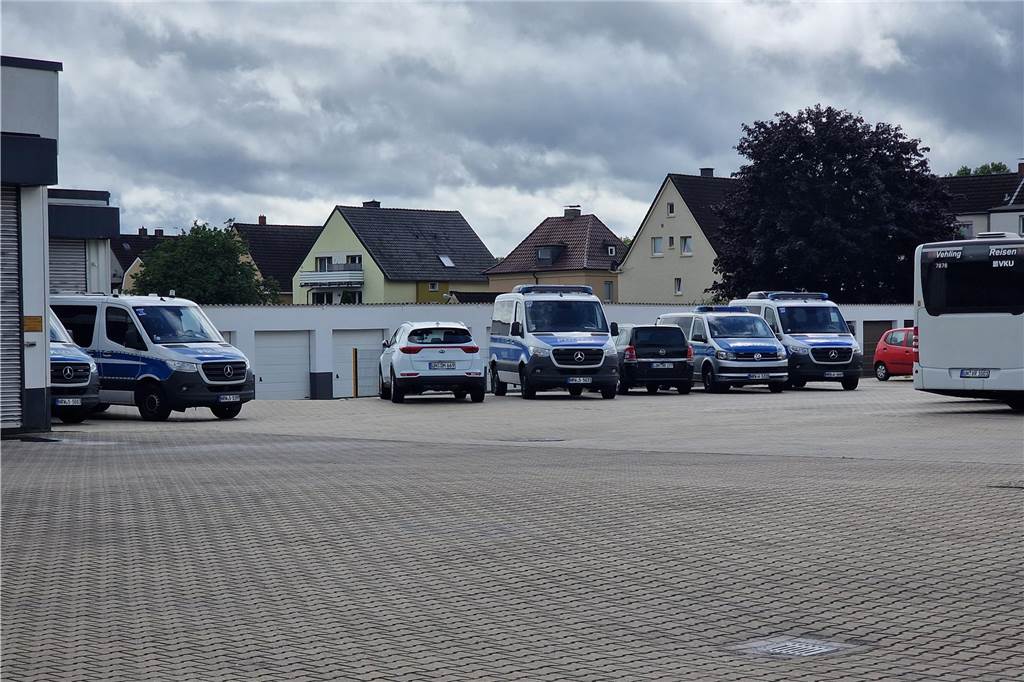 Bei Feuer Cannabis-Plantage entdeckt: Polizisten stellen reihenweise Pflanzen sicher Die Polizei war am Samstag mit einem Großaufgebot an der Landwehrstraße im Einsatz. Über Stunden wurden Pflanzen aus einem Keller sichergestellt.