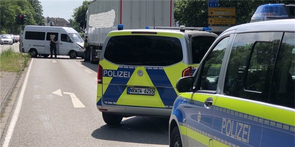 Die Polizei war Augenzeige des Unfalls auf der B 235. Sie hatte den jugendlichen Fahrer des weißen Sprinters bei seiner Flucht von Dortmund aus verfolgt.