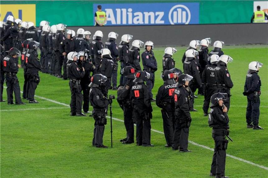 Wiener Derby: Zwei verletzte Polizisten bei Ausschreitungen Die Polizei war bei dem Wiener Derby mit einem Großaufgebot vor Ort. Foto: Herbert P. Oczeret/APA