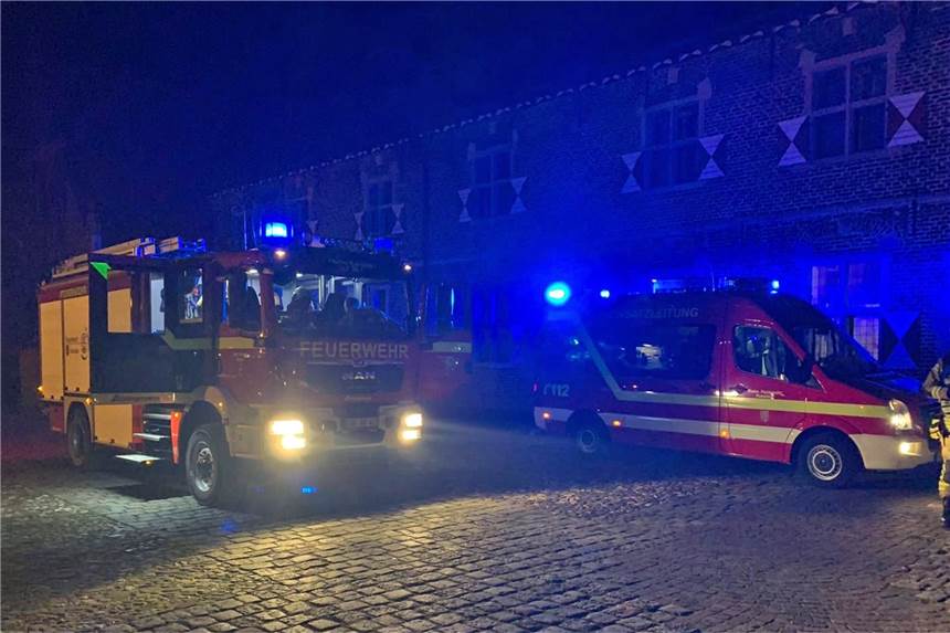 Nächtlicher Feuerwehr-Einsatz am Schloss Raesfeld Die Polizei war in der Nacht zu Samstag am Schloss Raesfeld im Einsatz, nachdem ein Rauchmelder Alarm geschlagen hatte.