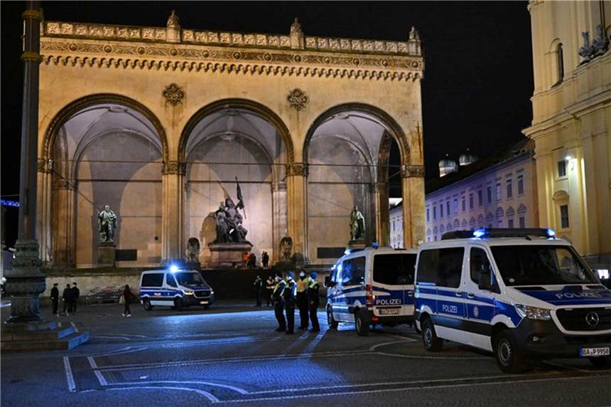 Bundeswehrsoldat nach Drohvideo wieder auf freiem Fuß Die Polizei war mit einem Dutzend Mannschaftswagen am Münchner Odeonsplatz im Einsatz.