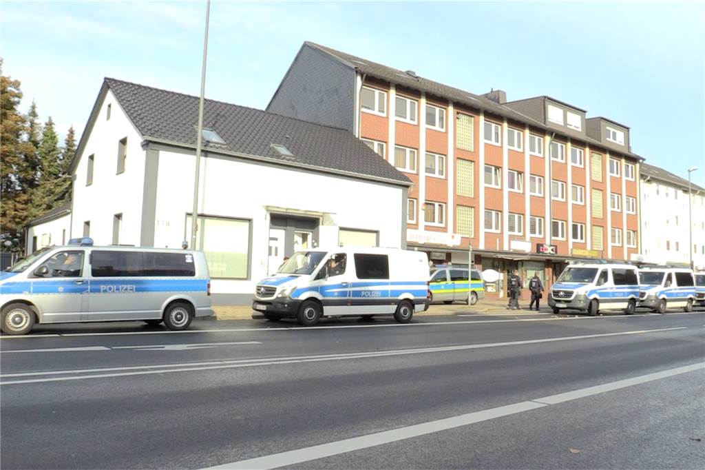 „Verdächtige Gegenstände“ in Herne: Polizei nennt Details zu Fund in Mehrfamilienhaus Die Polizei war mit großem Aufgebot vor Ort in Herne an der Bochumer Straße.