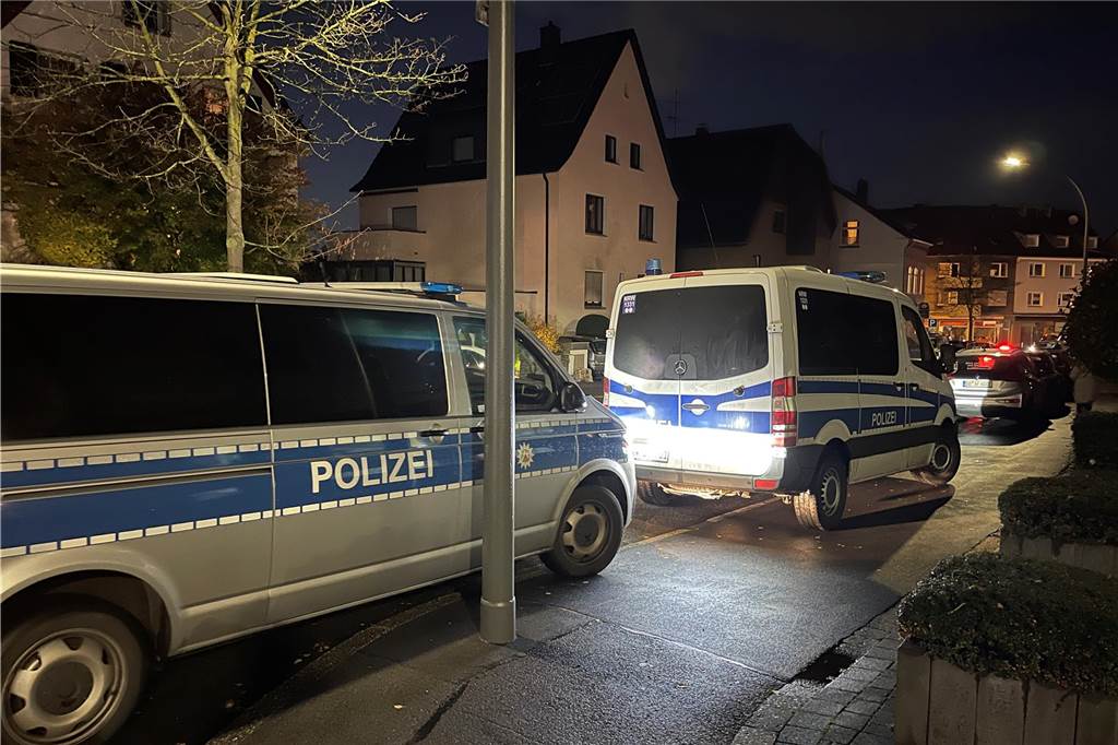 Großer Andrang bei Veranstaltung zu Flüchtlingsunterkunft Die Polizei war mit mehreren Einsatzwagen vor Ort.