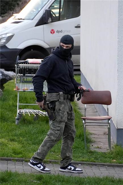 Streit mit Messer: Spezialeinsatzkommando nimmt zwei Männer fest Die Polizei war mit starken Kräften vor Ort. Einige waren vermummt.