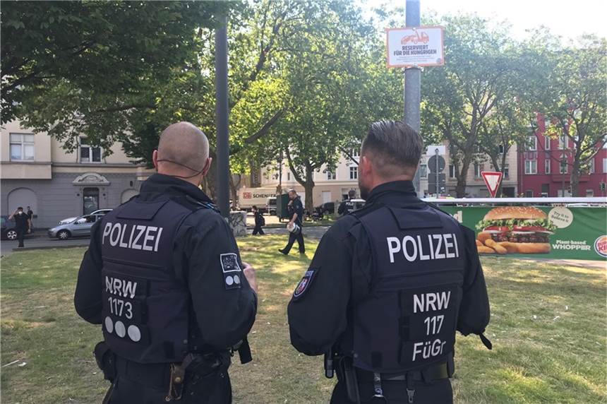 Youtuber-Aktion läuft aus dem Ruder: Großer Polizei-Einsatz in Dortmund Die Polizei war mit vielen Kräften und einem Hubschrauber im Einsatz, um eine große Versammlung an einem Baumarkt im Dortmunder Norden zu beenden.