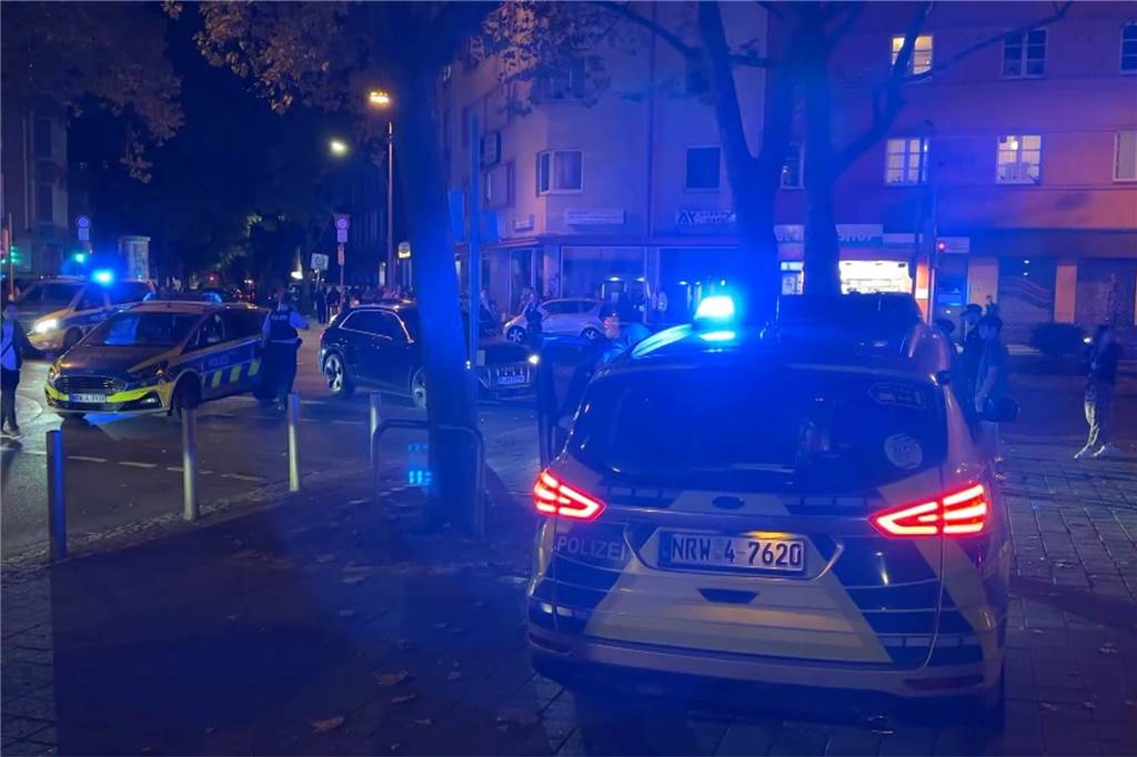 300 Schaulustige bedrängten Polizisten: Wie kommt es zu solchen Situationen? Die Polizei war mit zahlreichen Einsatzkräften am Nordmarkt im Einsatz.