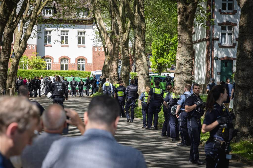 Die Polizei war vor der Zeche Zollern mit starken Kräften im Einsatz und war mit Beamten auch auf dem Gelände unterwegs, das für andere Besucher weiter geöffnet war.